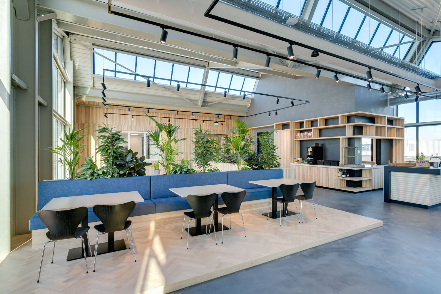 led verlichting op kantoor met buizen en sensoren