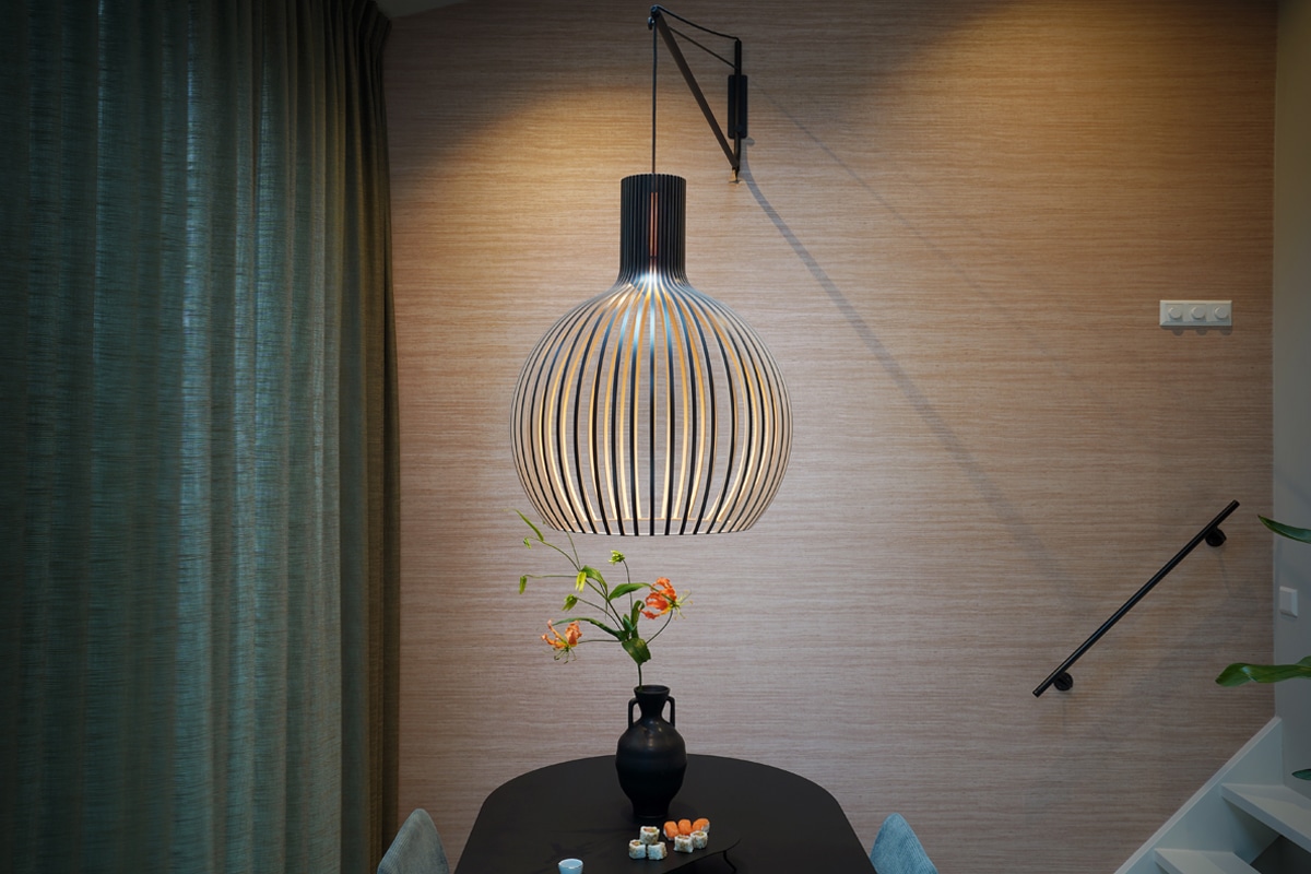 Eettafel Met Finse Design Lamp